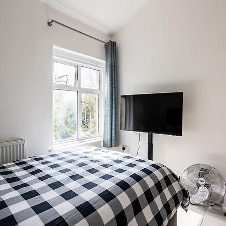 4 Bedroom House With Garden, Parking & 3 Mins Walking Distance From Train Station London Eksteriør bilde