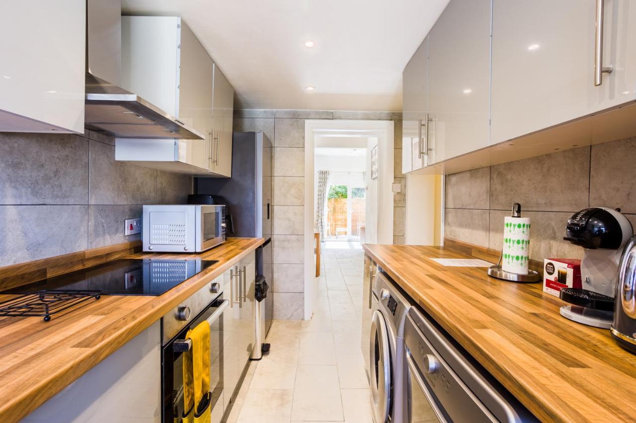 4 Bedroom House With Garden, Parking & 3 Mins Walking Distance From Train Station London Eksteriør bilde