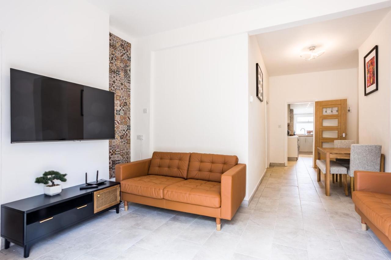 4 Bedroom House With Garden, Parking & 3 Mins Walking Distance From Train Station London Eksteriør bilde