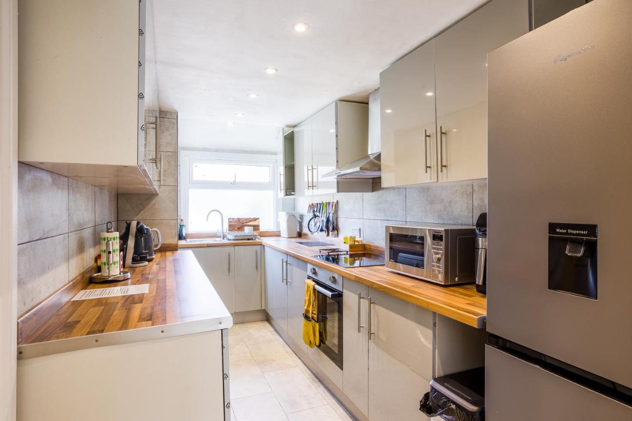 4 Bedroom House With Garden, Parking & 3 Mins Walking Distance From Train Station London Eksteriør bilde