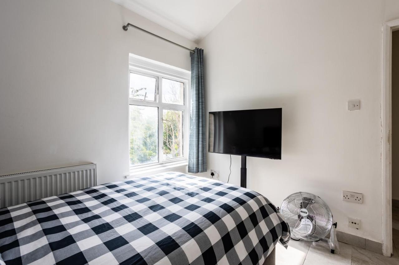 4 Bedroom House With Garden, Parking & 3 Mins Walking Distance From Train Station London Eksteriør bilde