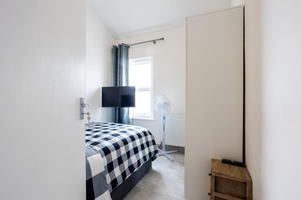 4 Bedroom House With Garden, Parking & 3 Mins Walking Distance From Train Station London Eksteriør bilde