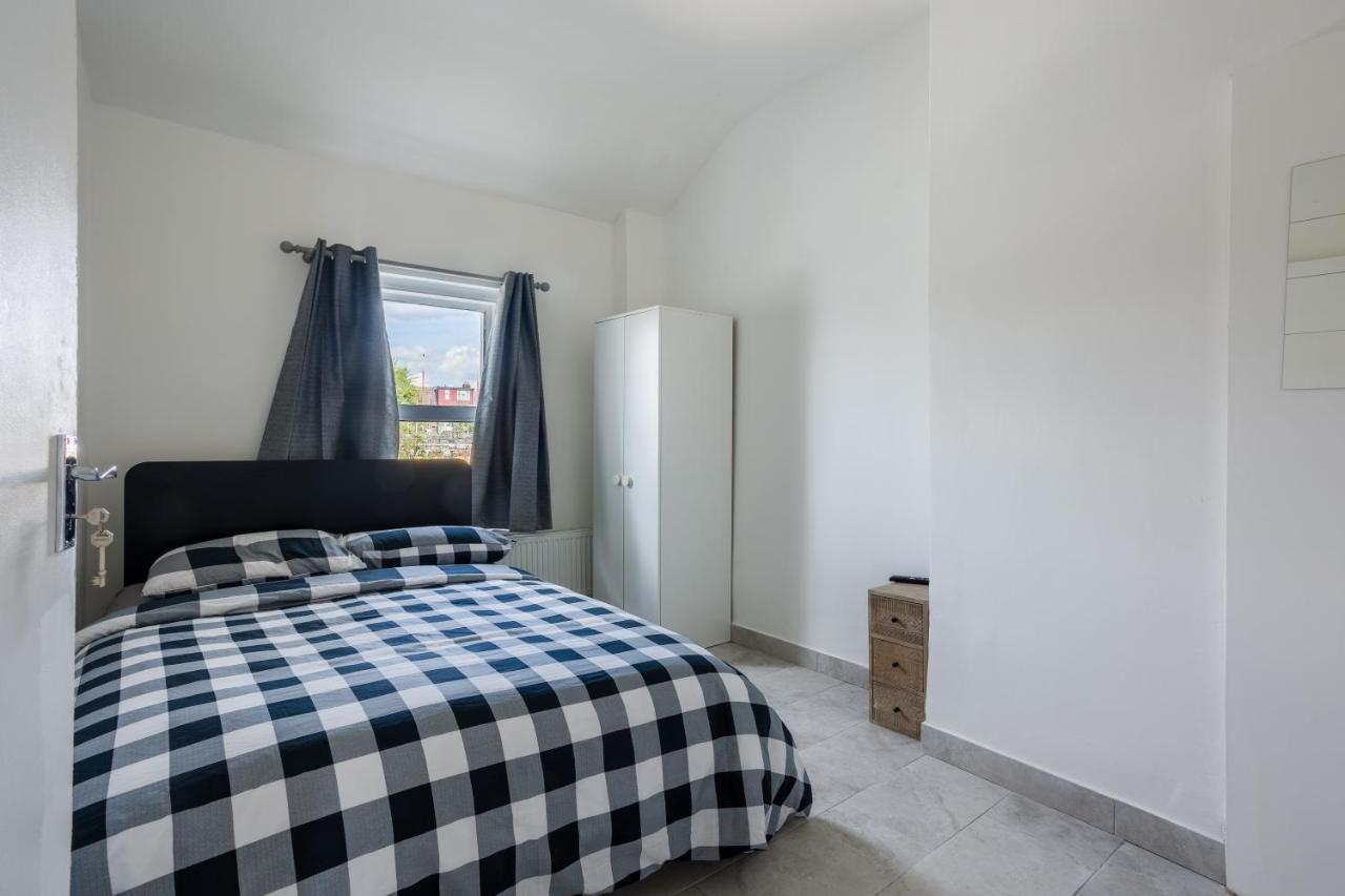 4 Bedroom House With Garden, Parking & 3 Mins Walking Distance From Train Station London Eksteriør bilde
