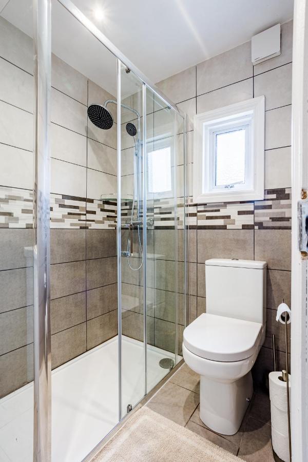 4 Bedroom House With Garden, Parking & 3 Mins Walking Distance From Train Station London Eksteriør bilde