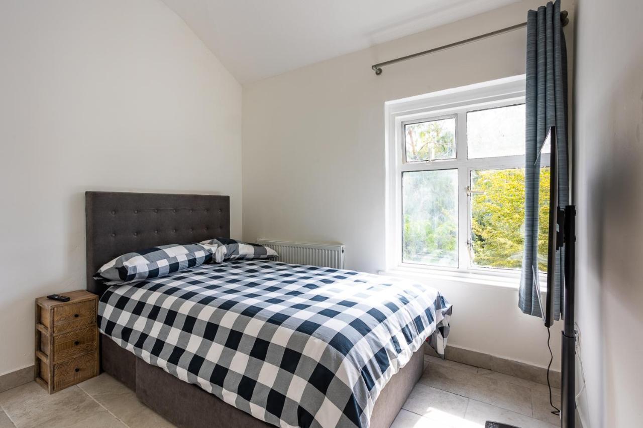 4 Bedroom House With Garden, Parking & 3 Mins Walking Distance From Train Station London Eksteriør bilde