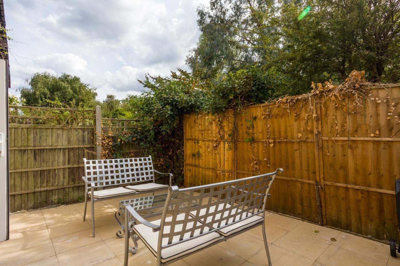 4 Bedroom House With Garden, Parking & 3 Mins Walking Distance From Train Station London Eksteriør bilde
