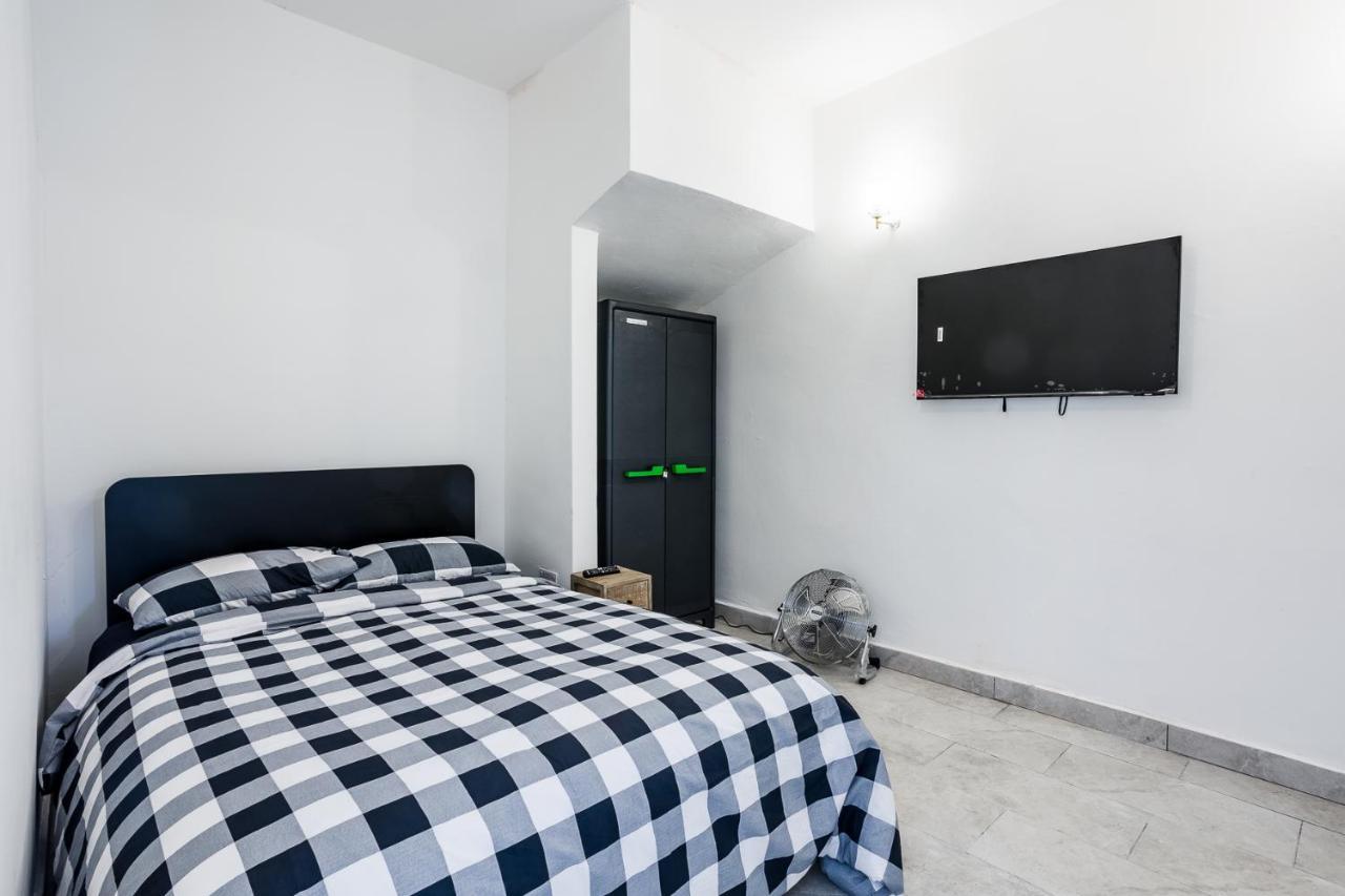 4 Bedroom House With Garden, Parking & 3 Mins Walking Distance From Train Station London Eksteriør bilde