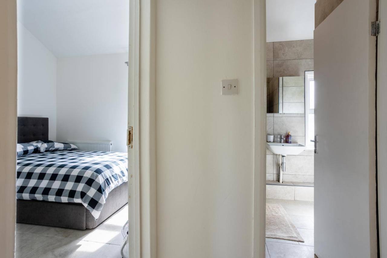 4 Bedroom House With Garden, Parking & 3 Mins Walking Distance From Train Station London Eksteriør bilde