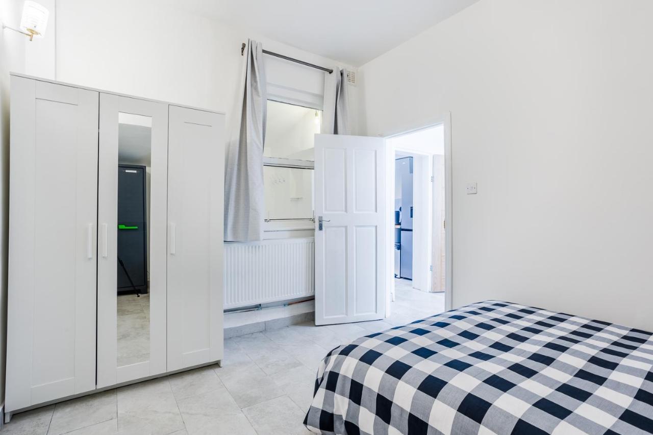 4 Bedroom House With Garden, Parking & 3 Mins Walking Distance From Train Station London Eksteriør bilde