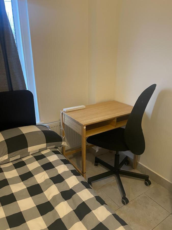 4 Bedroom House With Garden, Parking & 3 Mins Walking Distance From Train Station London Eksteriør bilde
