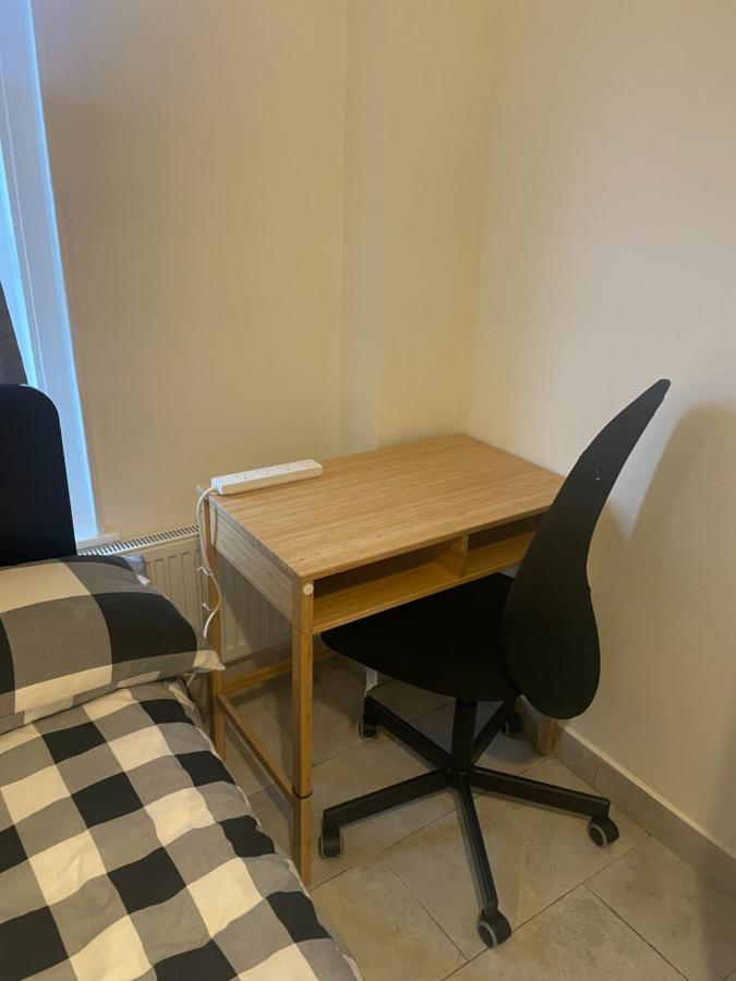 4 Bedroom House With Garden, Parking & 3 Mins Walking Distance From Train Station London Eksteriør bilde